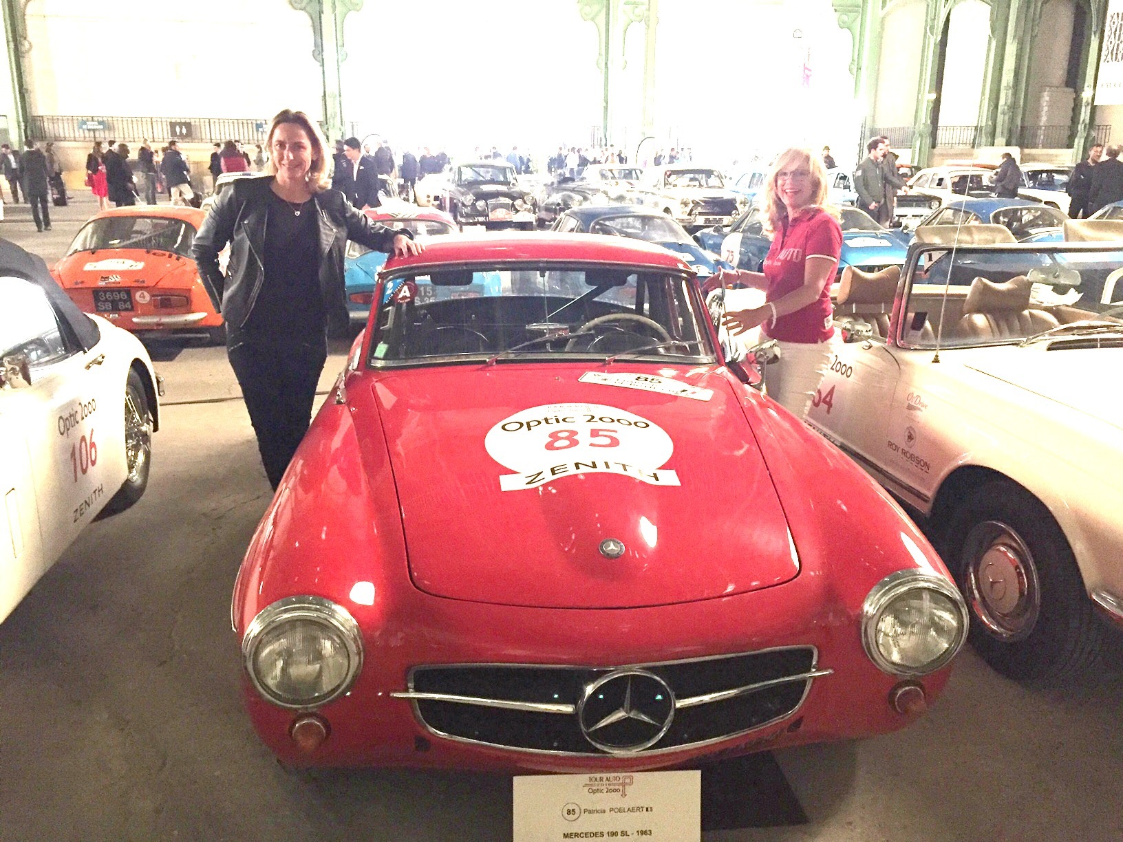 Aurore Devillard (à gauche) avec sa coéquipère Patricia Poelaert sur Mercedes 190 SL