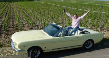 Une Ford Mustang GT dans le champagne