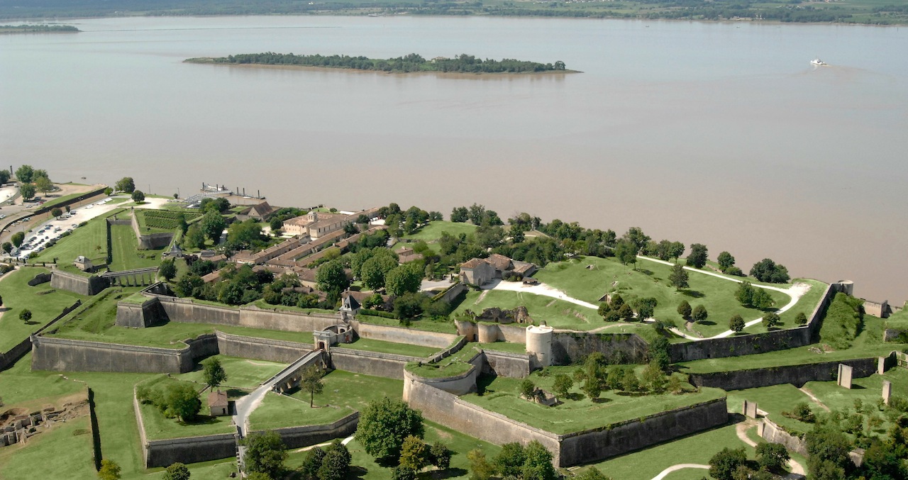 La citadelle de Blaye construite au bord de la Gironde par Vauban pour bloquer l'accès à Bordeaux.