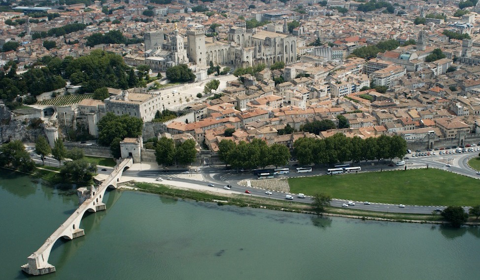 Vue aérienne d'Avignon avec le pont, le ....... et le palais des Pâpes (Photo JP Campomar)