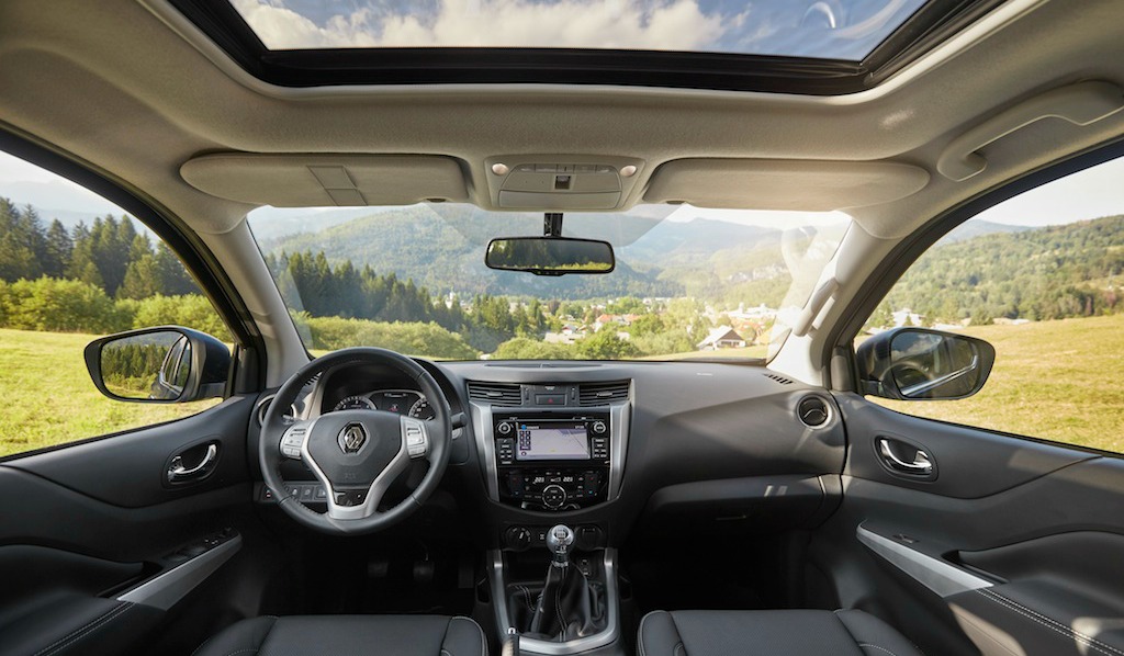 Renault a repris intégralement la planche de bord du Nissan.