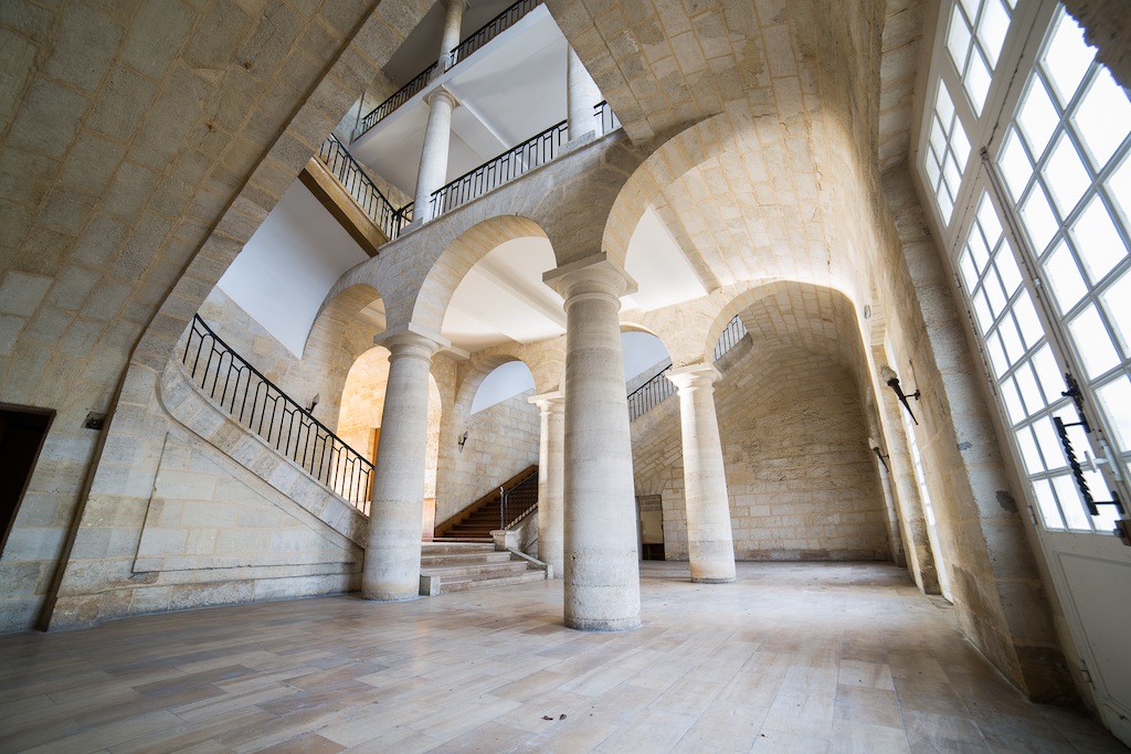 Le grand escalier de l'ancienne caserne Proteau (Photo Le Clech)