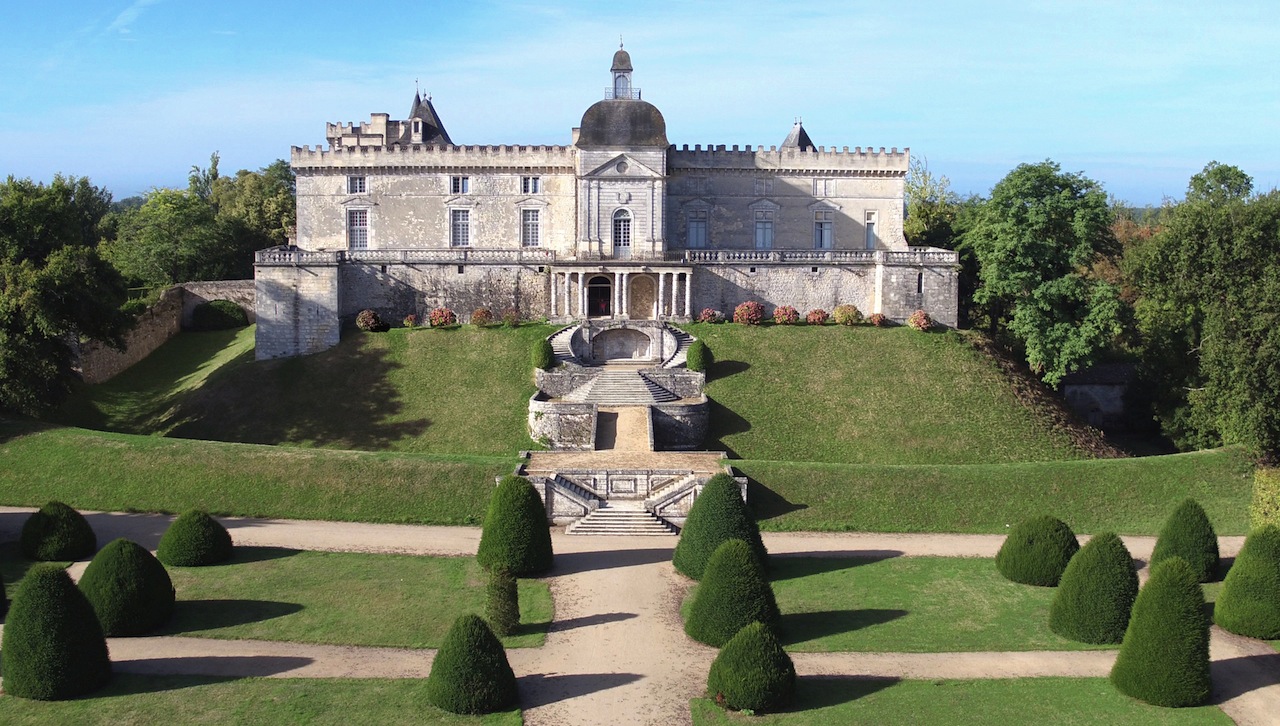 Le parc en terrasses du château de Vayres qui domine la Dordogne. 