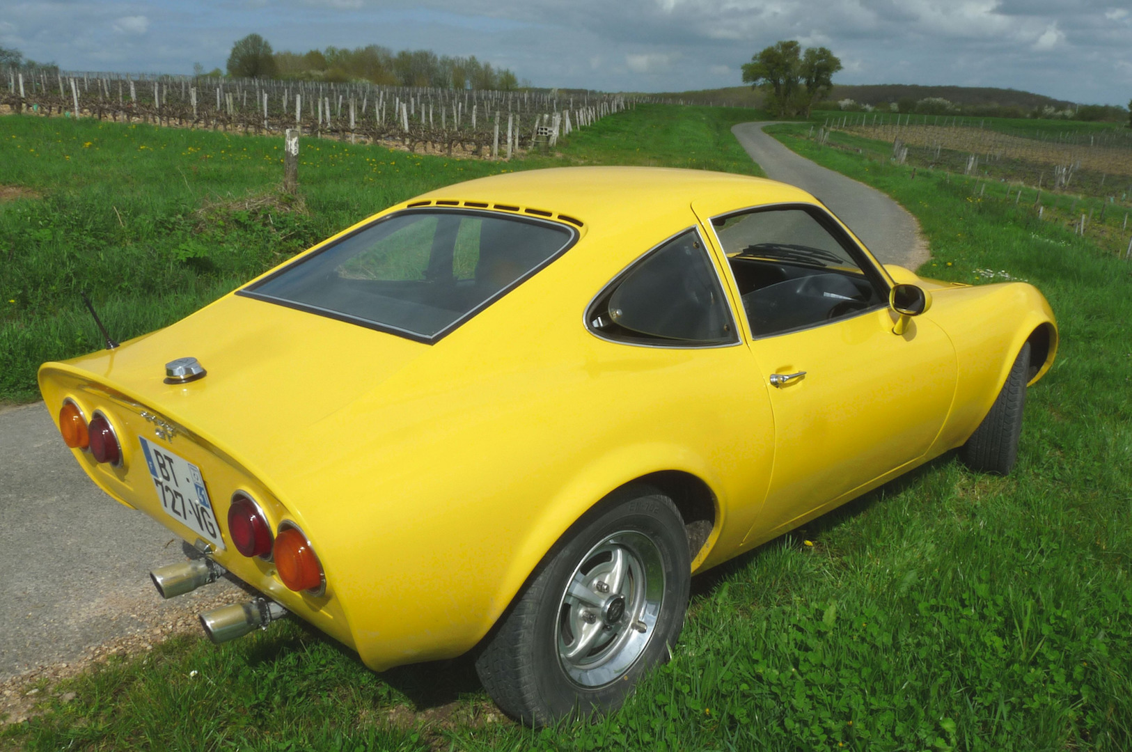 Une Opel GT made in France dans les vins du Loir
