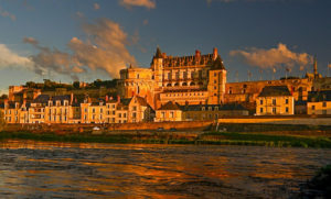 Le château royal d'Amboise embrasé par le soleil couchant (photo Leonard de Serres)