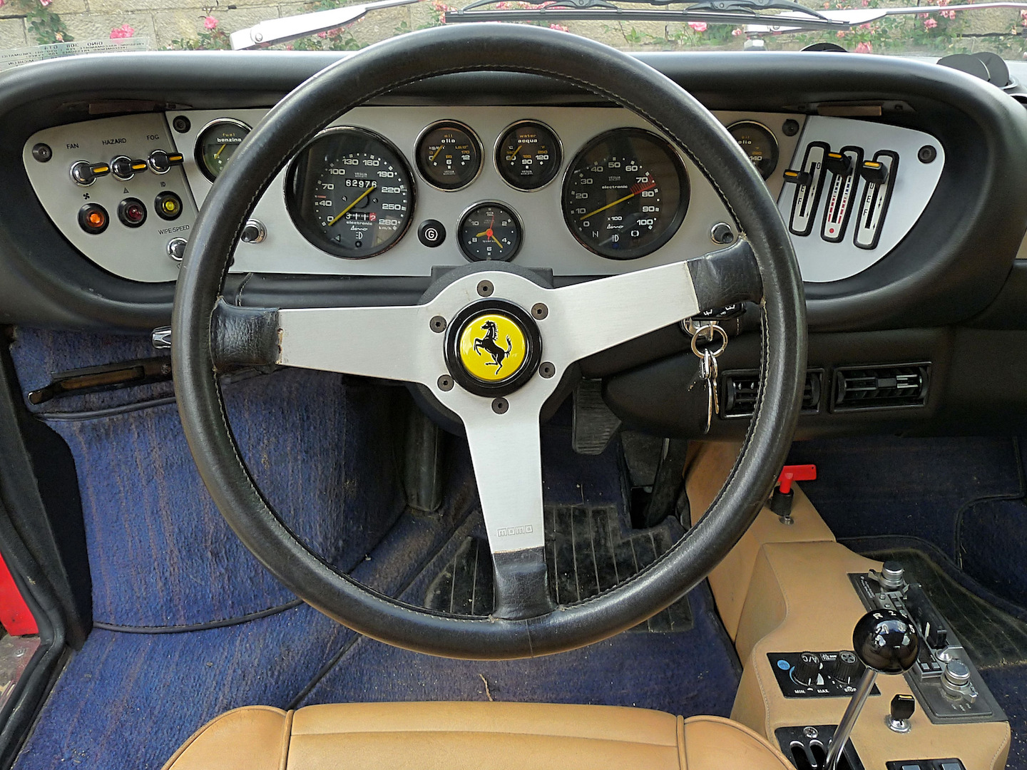 Une Ferrari Dino 308 GT 4 au vin jaune