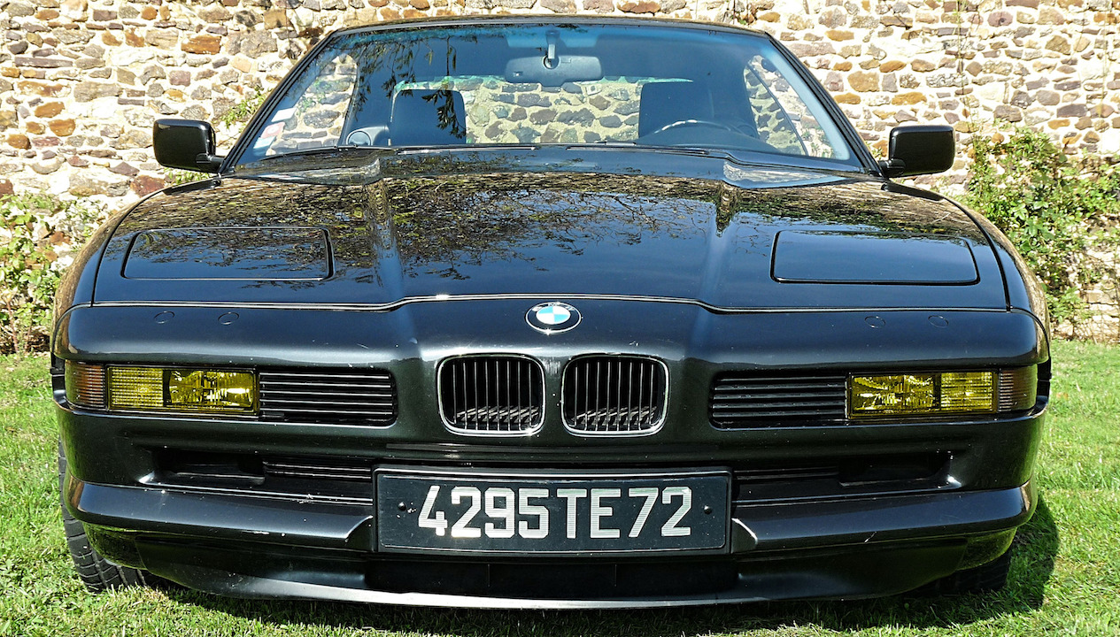 Une BMW 850 i sous le soleil provençal